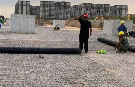 溆浦土工格栅铺设前地基要怎么处理？